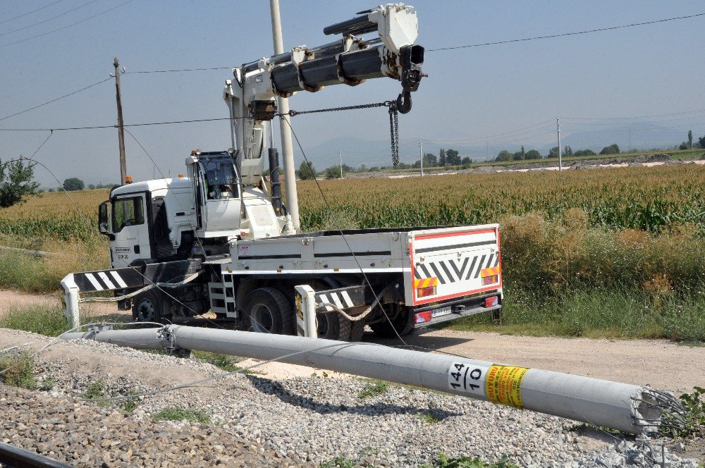 Kamyonun çarptığı elektrik direği tren raylarına devrildi