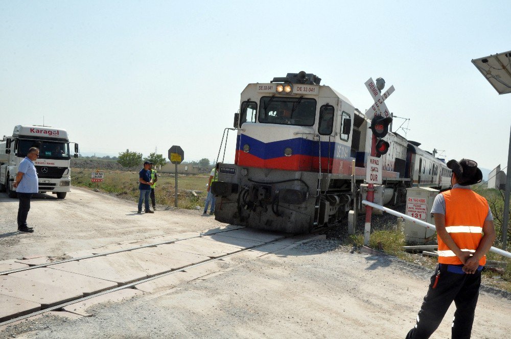 Kamyonun çarptığı elektrik direği tren raylarına devrildi