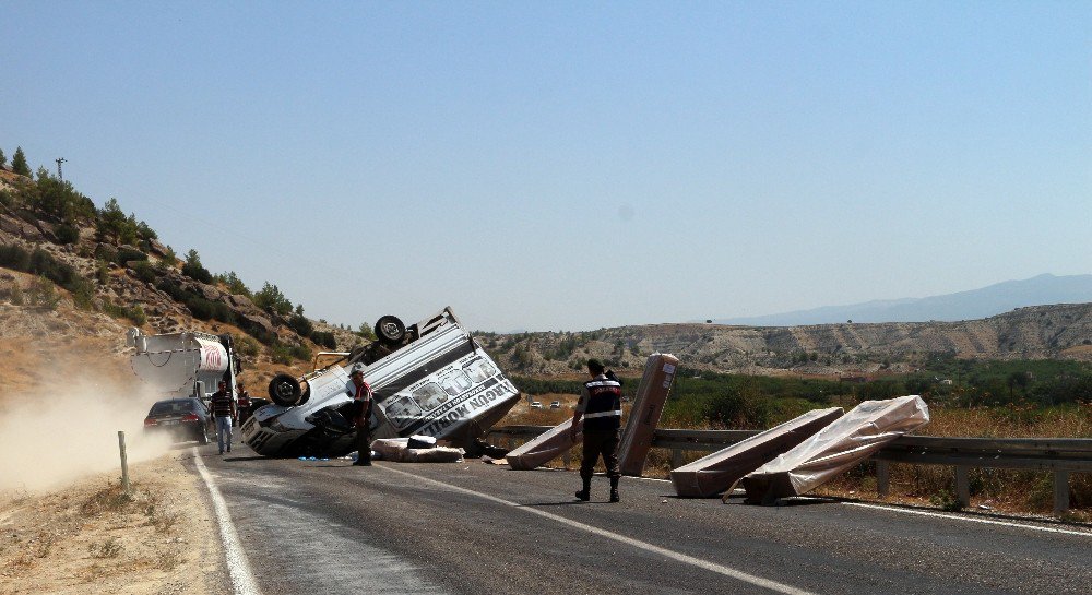 Mobilya taşıyan kamyonet takla attı: 3 yaralı