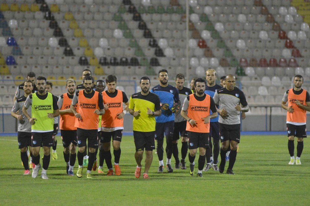 BB. Erzurumspor, Kazım Karabekir Stadı’nda gece antrenmanı yaptı