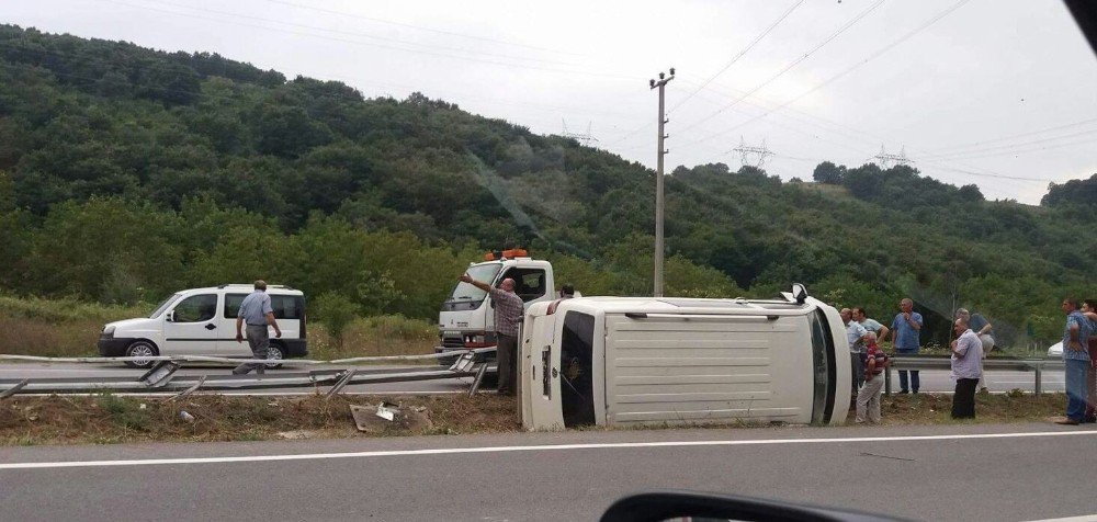 Bariyerlere çarpan araç devrildi