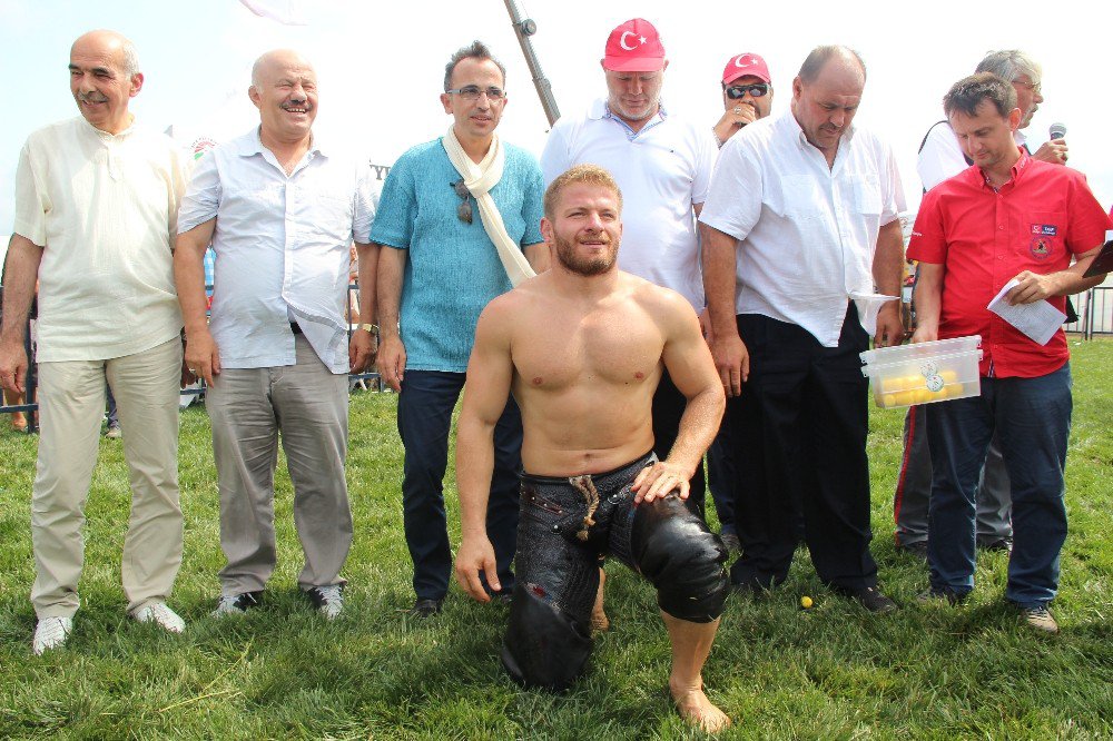 Kırkpınar Başpehlivanı İsmail Balaban Şile Yağlı Güreşleri’nde sakatlandı