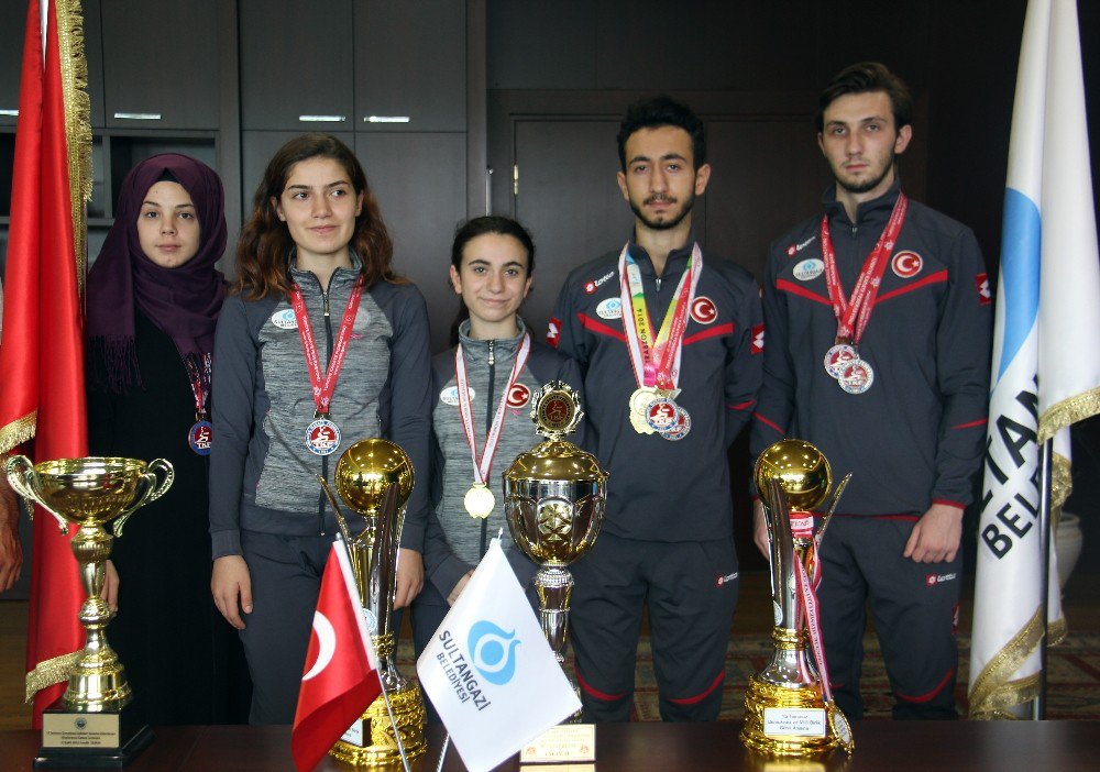 Başkan Altunay şampiyon sporcuları makamında ağırladı