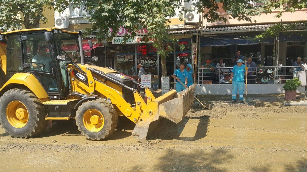 Çamura bulanan cadde ve sokakları Süleymanpaşa Belediyesi temizledi