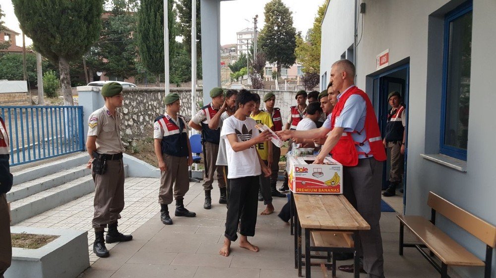 Mültecilere Kızılay’dan şefkat eli