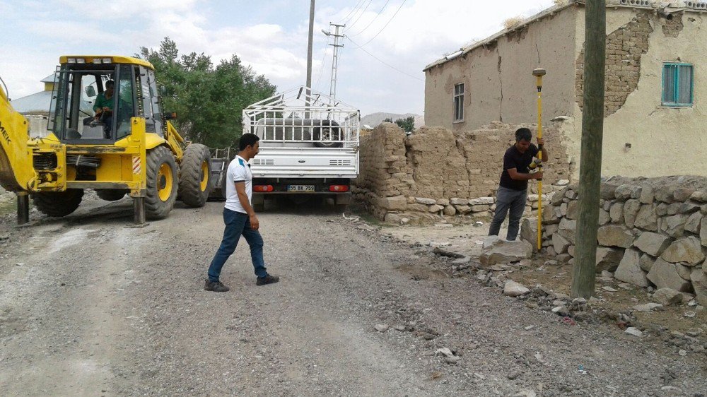 Çaldıran’da işgal edilen yollar tek tek açılıyor