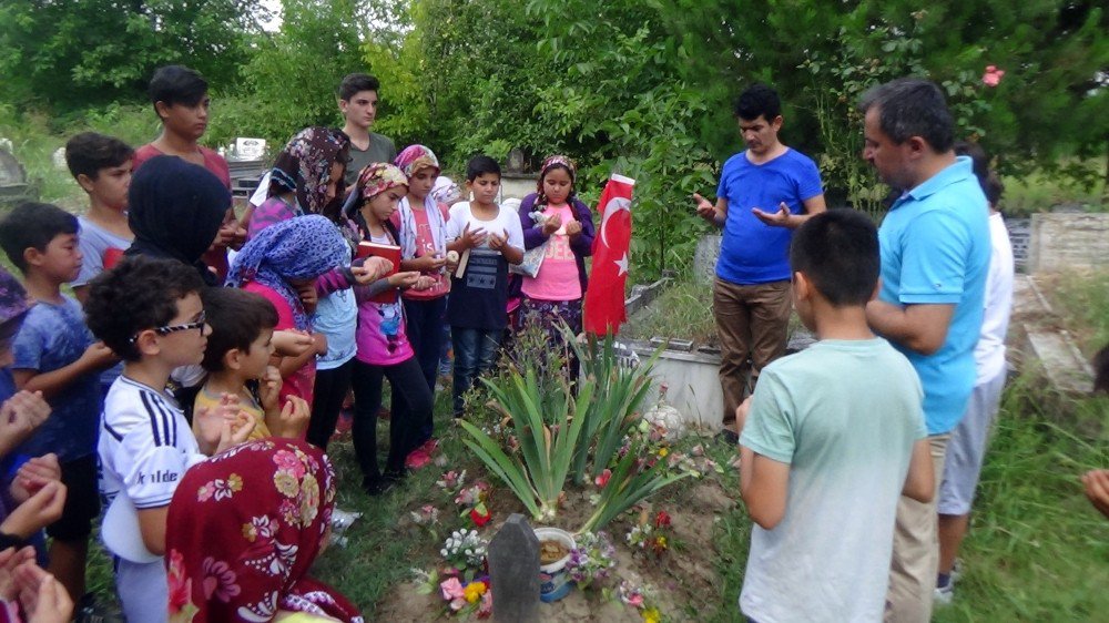 Irmakta boğulan genci arkadaşları unutmadı