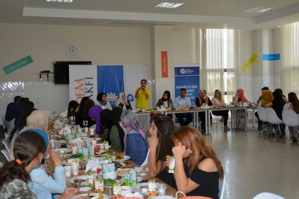 Kız öğrenciler 15 Temmuz Diriliş Gençlik kampında buluştu