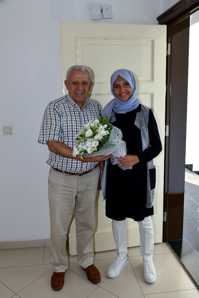 Hukuk Fakültesini kazandığını öğrenince okuduğu liseyi yaptıran iş adamının yanına koştu