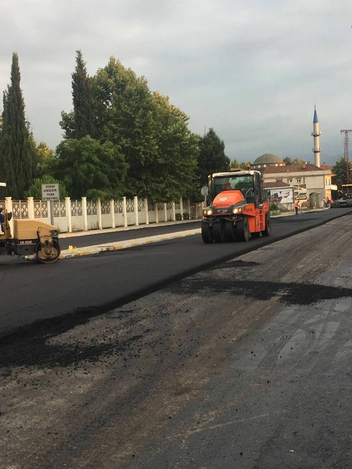 Arifiye’de asfalt serim çalışmaları sürüyor