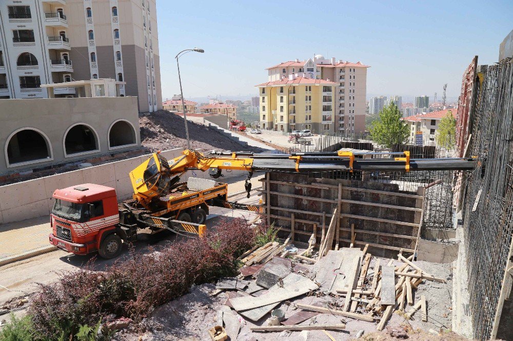 İnşaat işçisinin üzerine vinç düştü