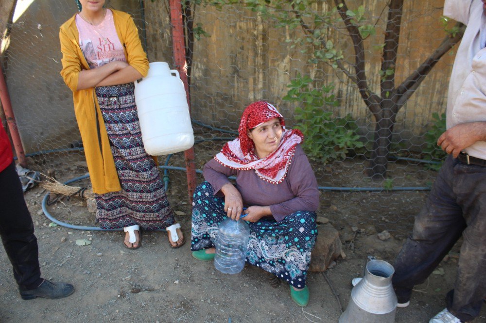 410 kişi bir hortumdan akan suya muhtaç