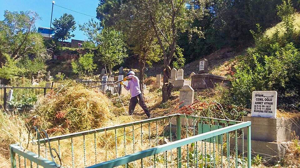 Kurban Bayramı öncesi mezarlık temizliği
