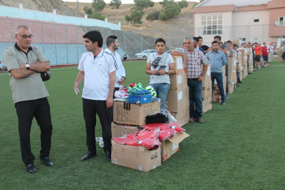 Elazığ’da amatör spor kulüplerine malzeme desteği