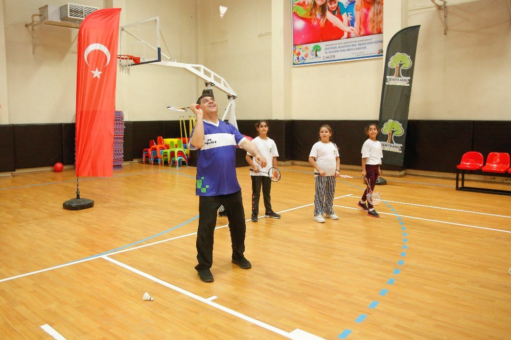 Fadıloğlu, gençlerle badminton oynadı