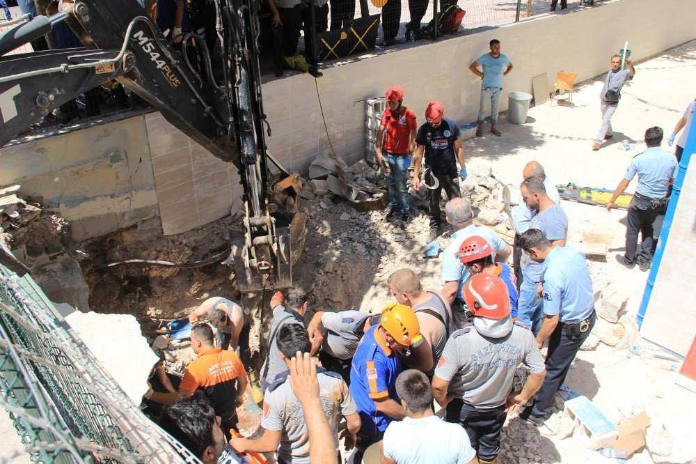 Kolejde tavan çöktü: 1 işçi göçük altında