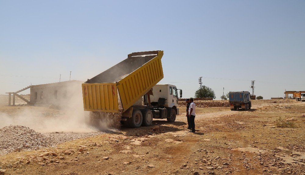 İlçe merkezine 80 kilometre uzaklıktaki mahallelere de yol götürülüyor