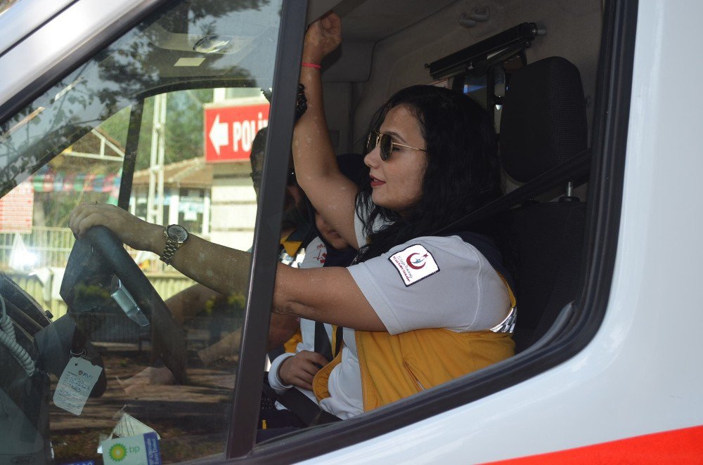 Kadın paramedik hem ambulans kullanıyor hem müdahale ediyor