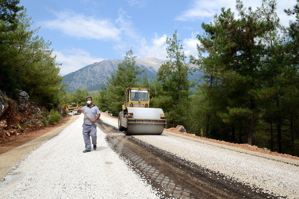 Konyaaltı Belediyesi’nden yayla yoluna asfalt