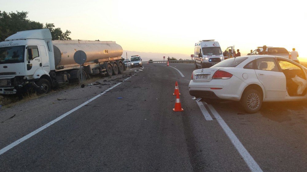 Malatya’da otomobil tıra çarptı: 1 ölü