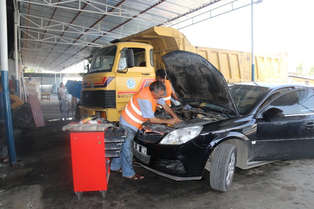 Akdeniz Belediyesi araçlarını kendi imkanlarıyla onarıyor