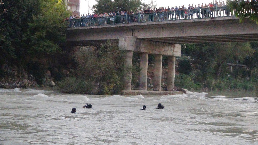 Köprüden ırmağa atlayan genç kayboldu