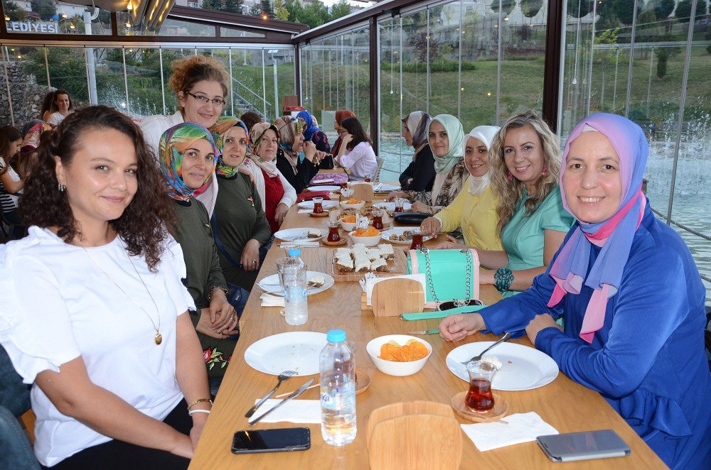 Bilecik AK Parti Kadın Kolları üyeleri bir arada