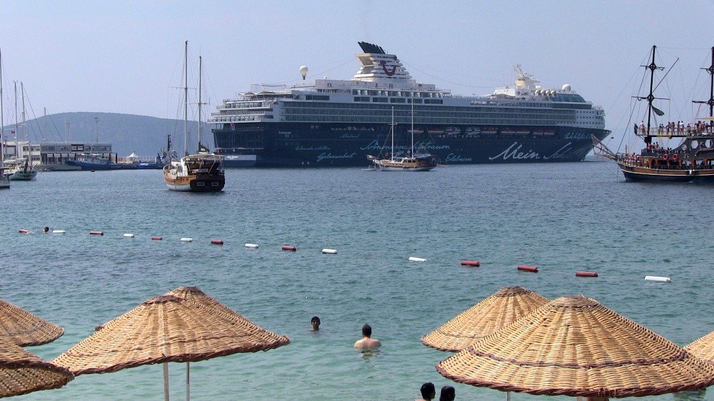 Gemiden inen 3 bin turist Bodrum’ hareketlendirdi