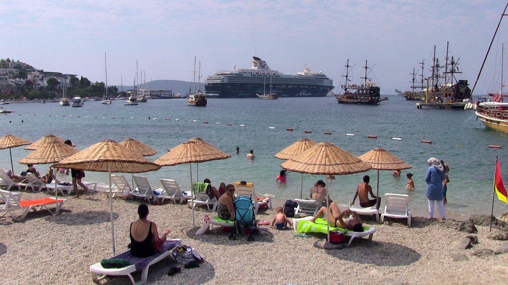 Gemiden inen 3 bin turist Bodrum’ hareketlendirdi