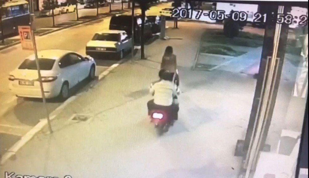 Sakarya’daki motosikletli gasp güvenlik kameralarına yansıdı