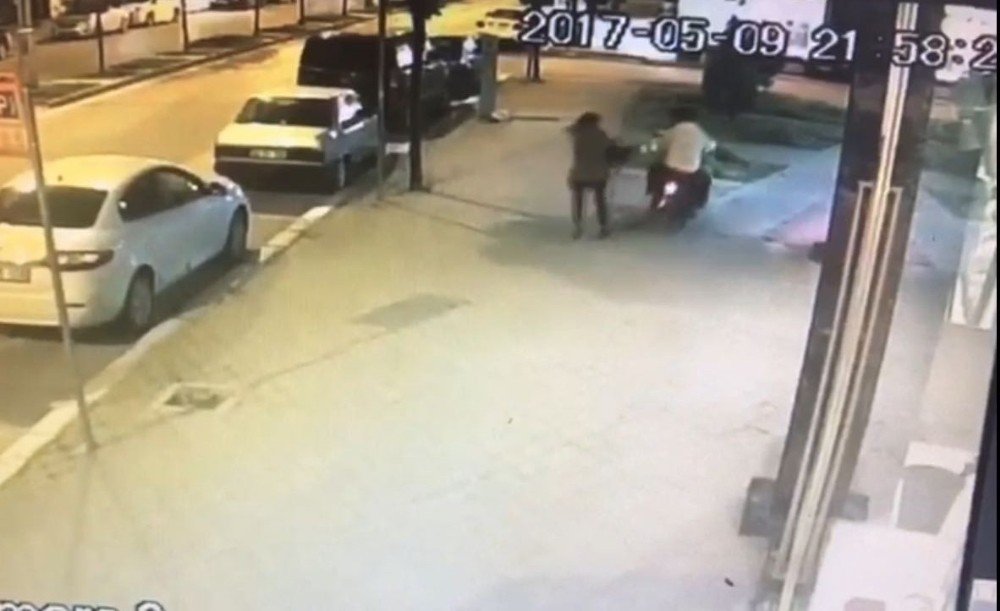 Sakarya’daki motosikletli gasp güvenlik kameralarına yansıdı