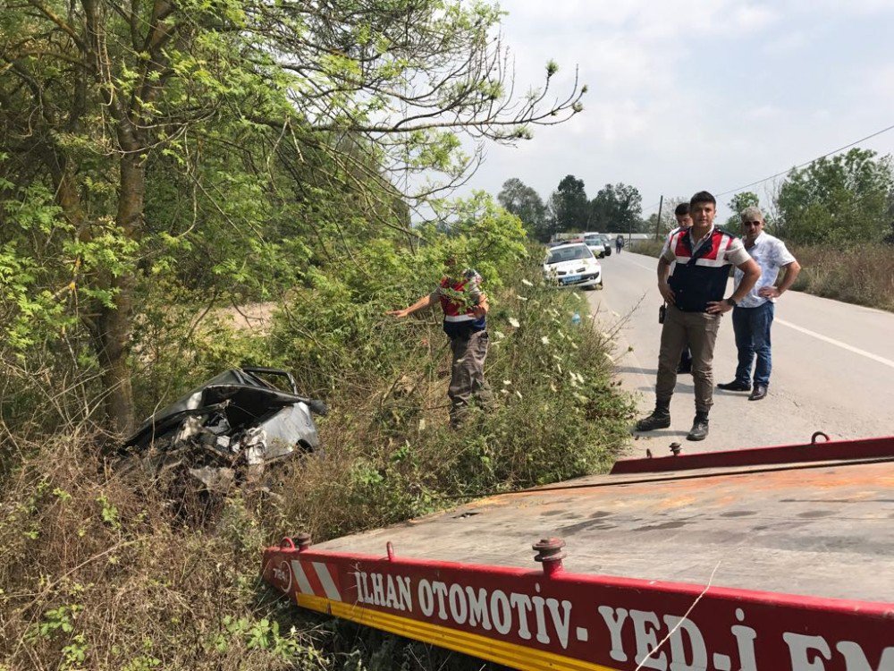 Sakarya’da otomobil su kanalına devrildi: 4 yaralı