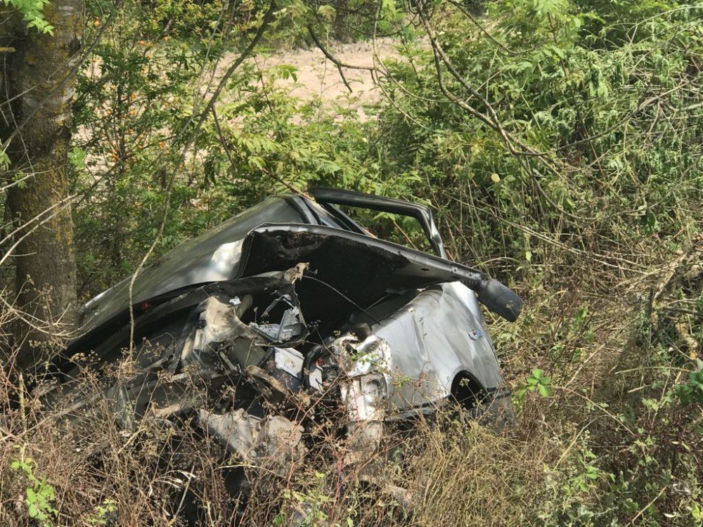 Sakarya’da otomobil su kanalına devrildi: 4 yaralı