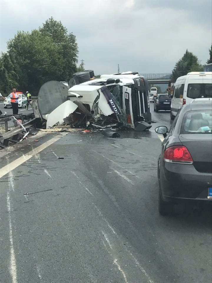 TEM’de tanker devrildi 1 yaralı