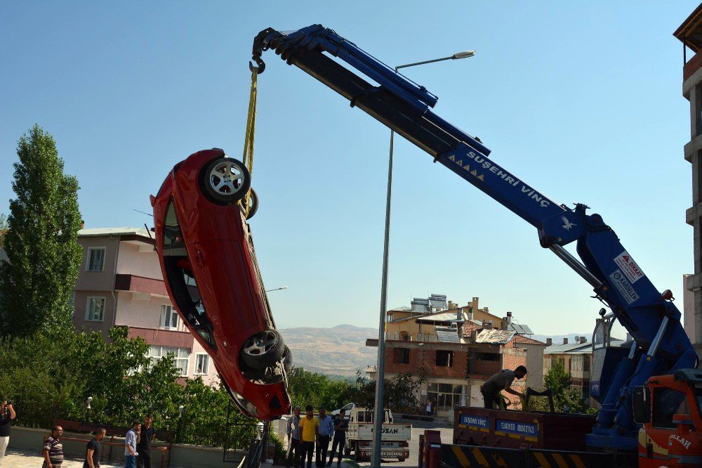 Freni boşalan otomobil cami avlusuna devrildi