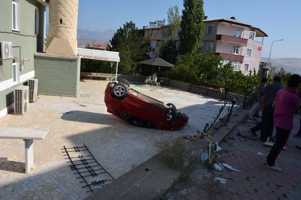 Freni boşalan otomobil cami avlusuna devrildi