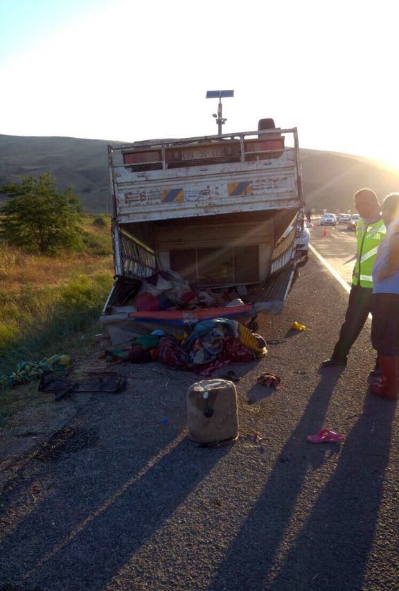 Suriyelileri taşıyan kamyonet takla attı: Çok sayıda yaralı var