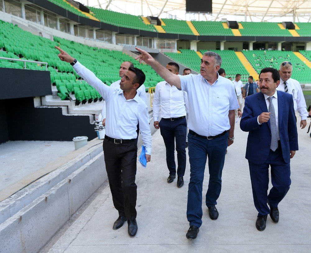 Vali Balkanlıoğlu ve Başkan Toçoğlu yeni stadı inceledi