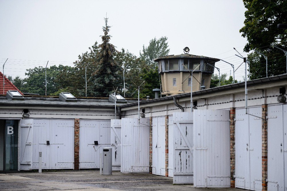 Merkel’den eski Stasi hapishanesine ziyaret