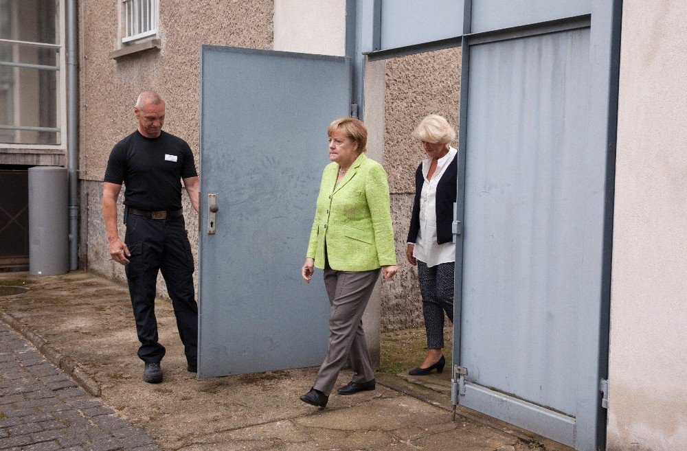 Merkel’den eski Stasi hapishanesine ziyaret