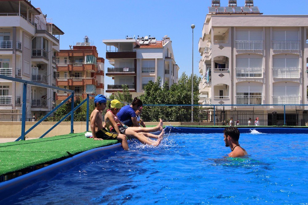 Manavgatlı çocuklar yüzme öğreniyor