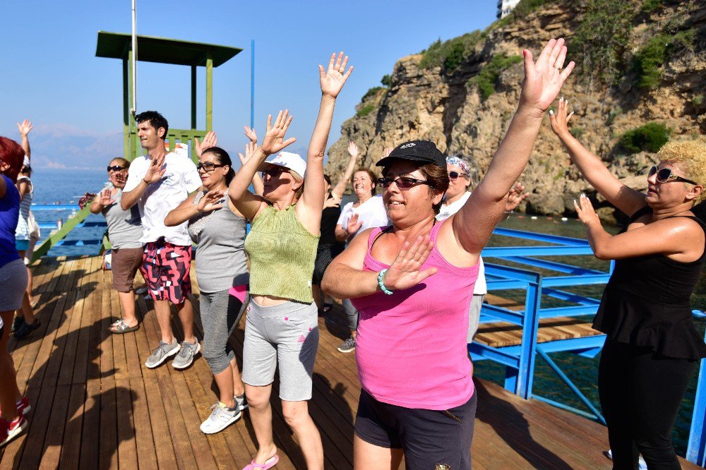 Muratpaşalı evkadınları plajda zumba yapıyor