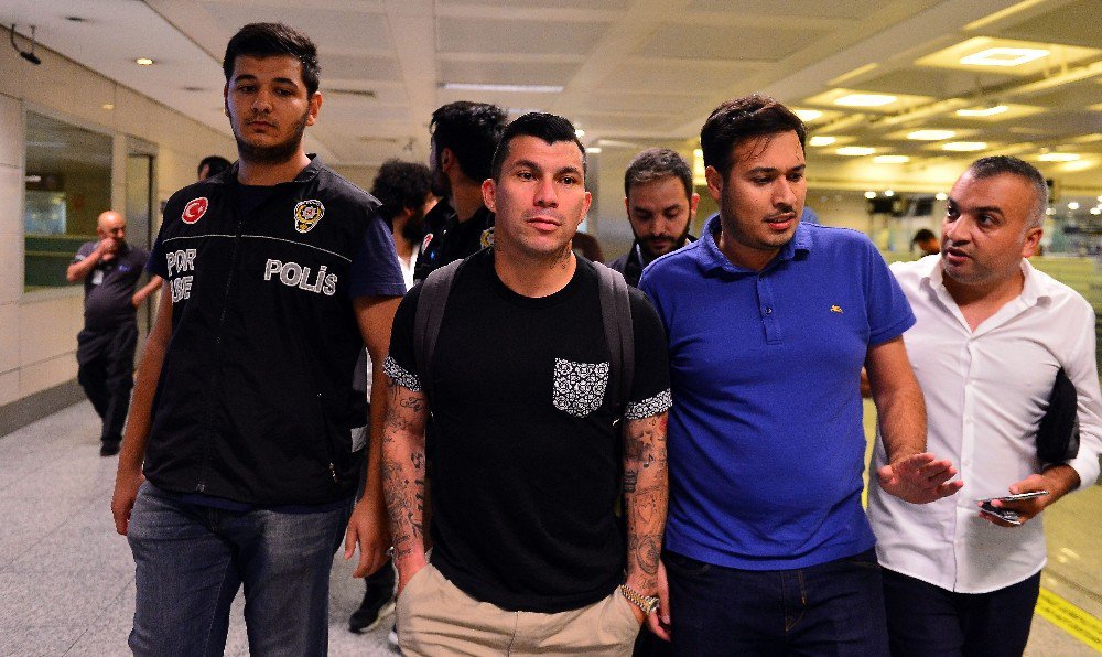 Beşiktaş’ın yeni transferi Medel, İstanbul’a geldi