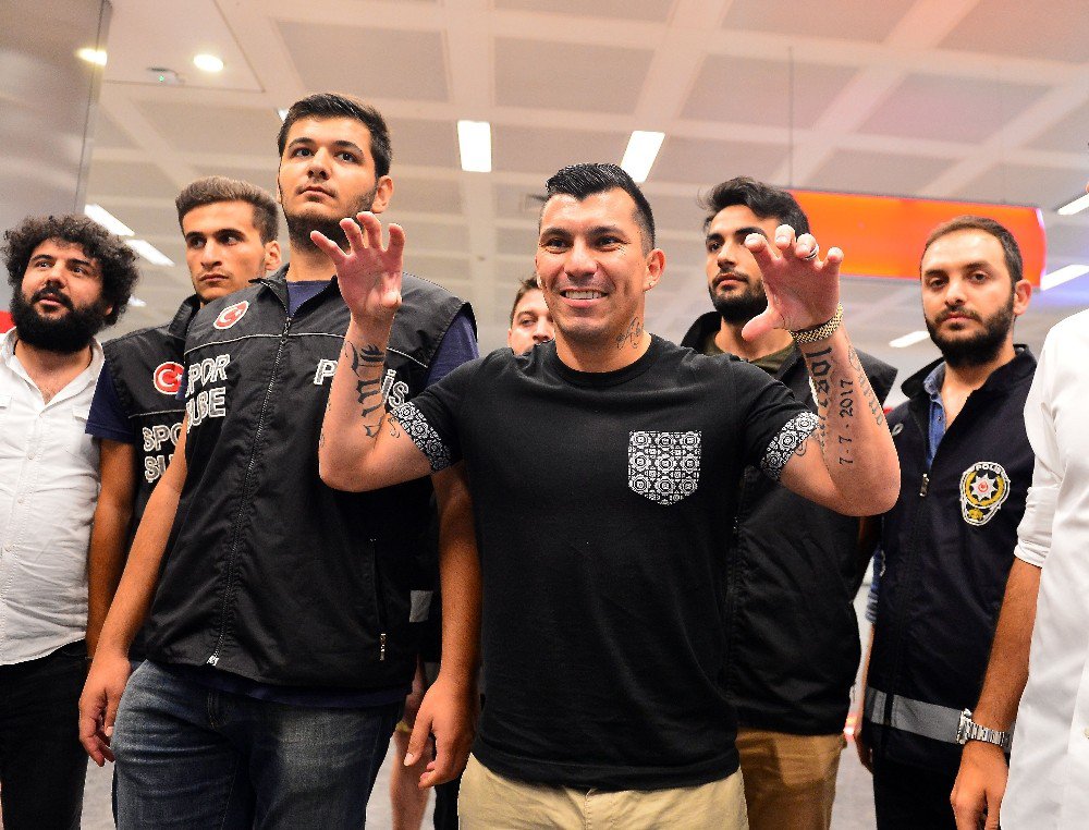 Beşiktaş’ın yeni transferi Medel, İstanbul’a geldi