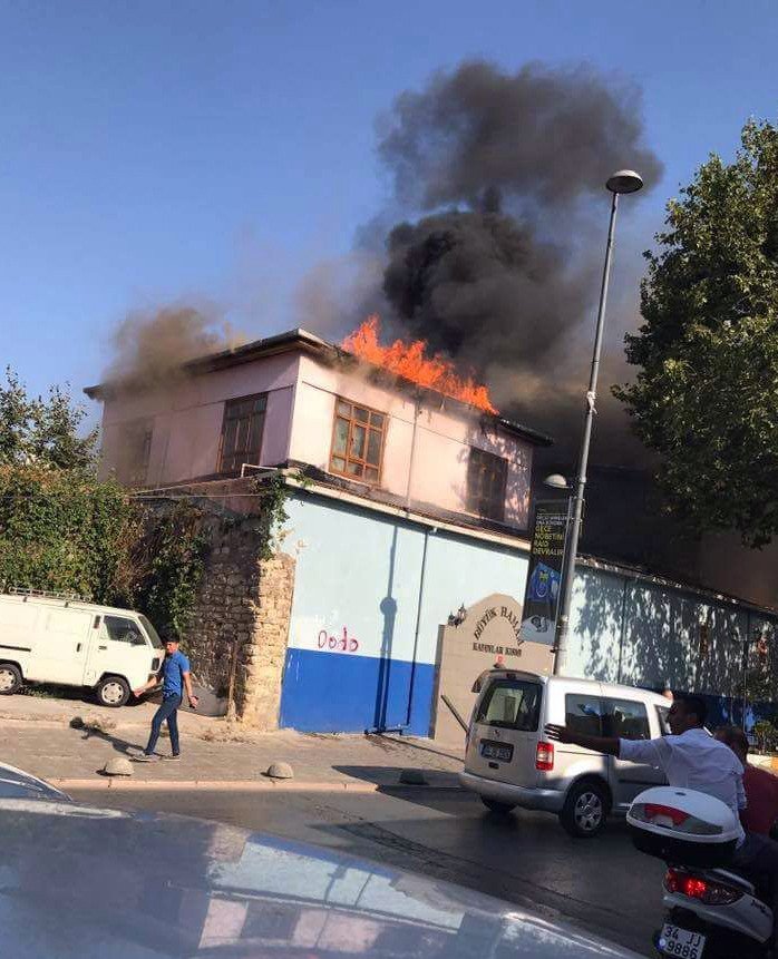 Beyoğlu’nda kadınlar hamamında yangın