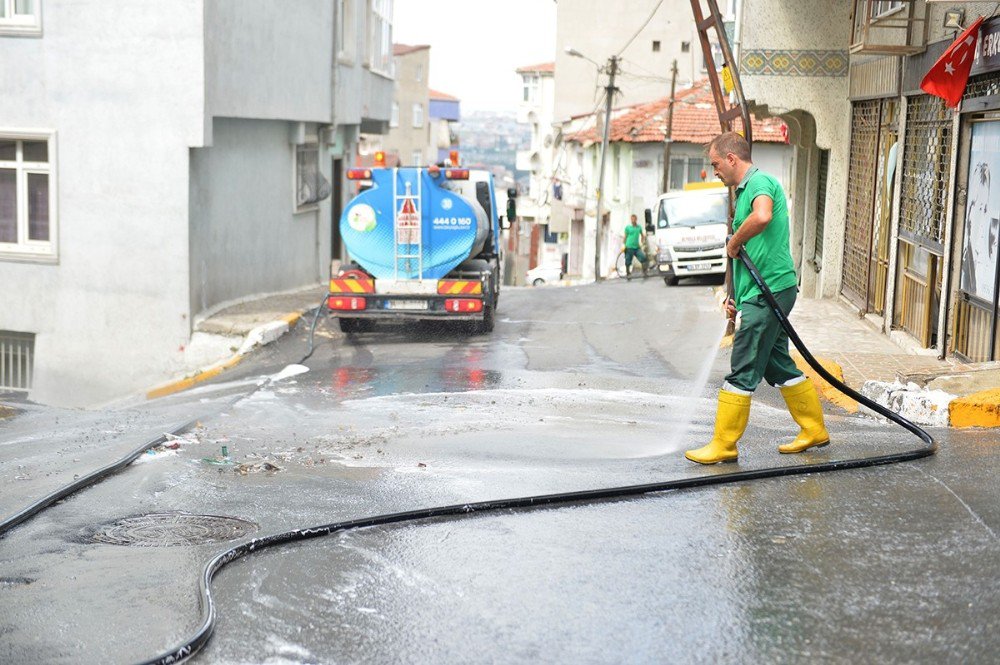 Beyoğlu’nda cadde ve sokaklar sabunlu su ile yıkanıyor