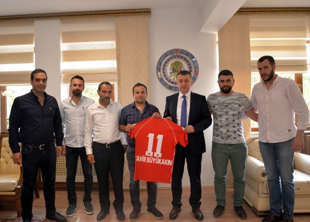 Bilecikspor’dan Vali Büyükakın’a 11 numaralı Bilecikspor forması