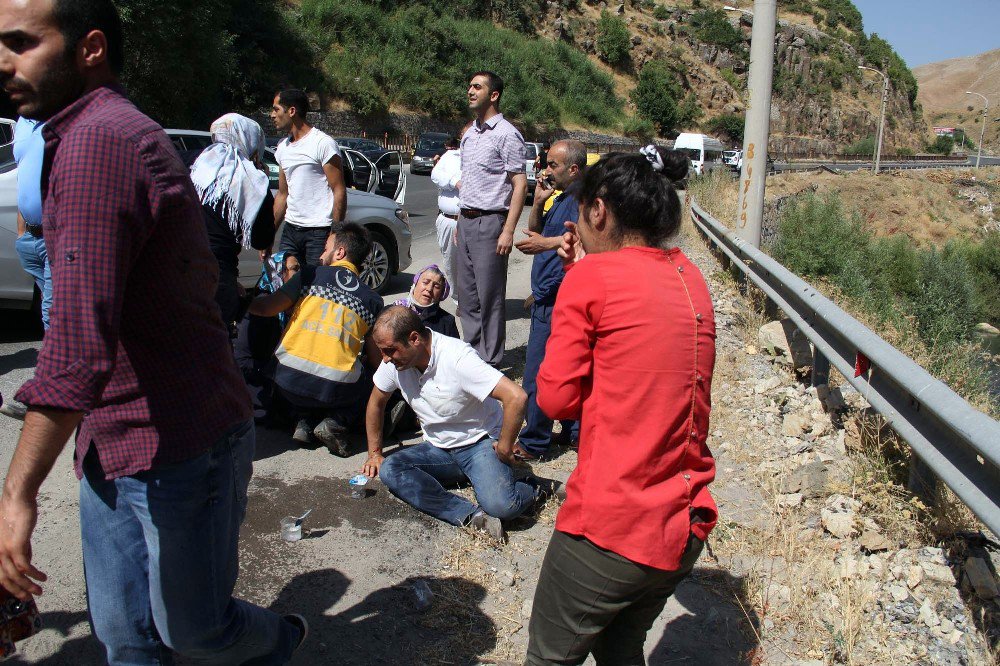 Bakan konvoyunun geçişinde kaza: 6 yaralı