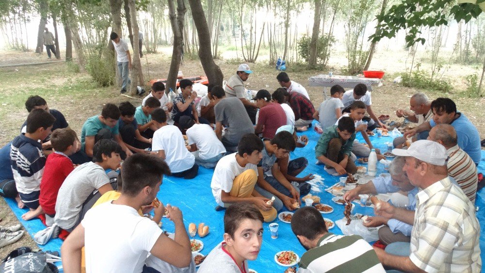 Yaz kursunu tamamlayan çocuklar şelaleyi gezdi