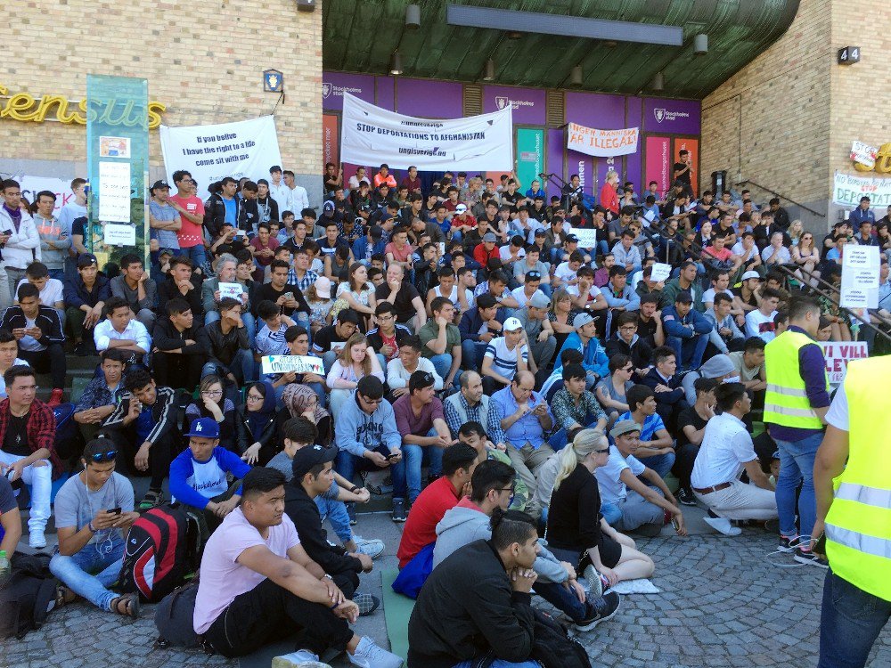 İsveç’te mülteciler için protesto gösterisi
